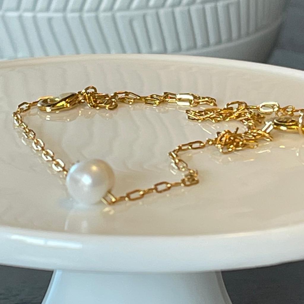 Necklace with pearl